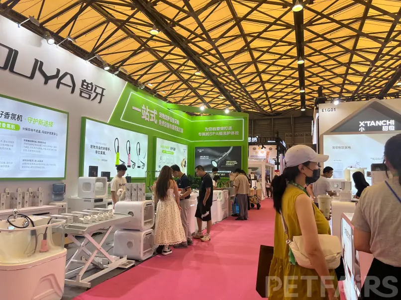 A panoramic view of Petfair Asia 2025 at the Shanghai New International Expo Centre, featuring crowded exhibition halls, international pet brands, and professional visitors.
