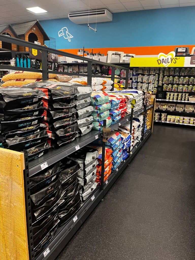 Zoomalia pet store interior – modern French pet shop showcasing dog and cat food aisles, eco-friendly pet products, and customer-friendly retail design.