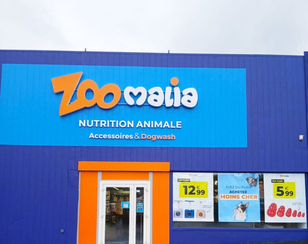 Zoomalia pet store interior – modern French pet shop showcasing dog and cat food aisles, eco-friendly pet products, and customer-friendly retail design.