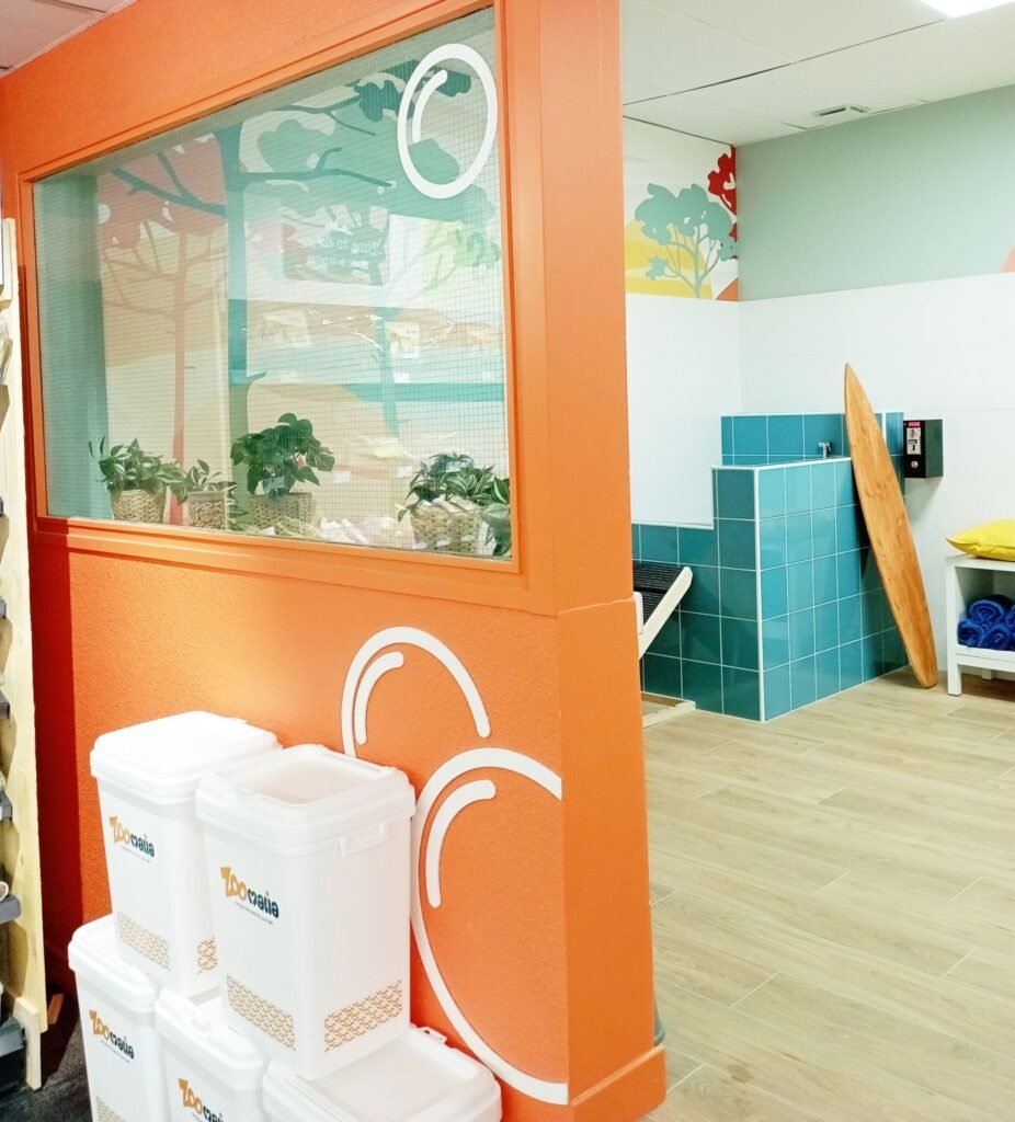 Zoomalia pet store interior – modern French pet shop showcasing dog and cat food aisles, eco-friendly pet products, and customer-friendly retail design.