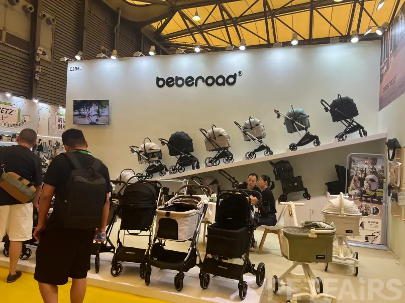 A panoramic view of Petfair Asia 2025 at the Shanghai New International Expo Centre, featuring crowded exhibition halls, international pet brands, and professional visitors.