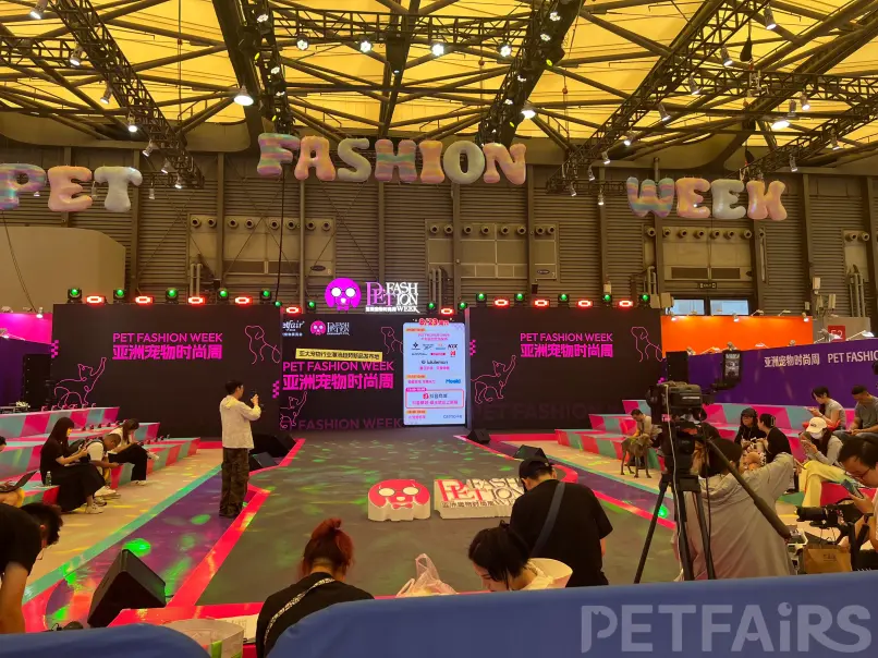 A panoramic view of Petfair Asia 2025 at the Shanghai New International Expo Centre, featuring crowded exhibition halls, international pet brands, and professional visitors.