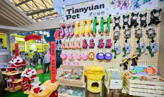 A panoramic view of Petfair Asia 2025 at the Shanghai New International Expo Centre, featuring crowded exhibition halls, international pet brands, and professional visitors.