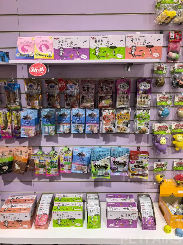 A panoramic view of Petfair Asia 2025 at the Shanghai New International Expo Centre, featuring crowded exhibition halls, international pet brands, and professional visitors.