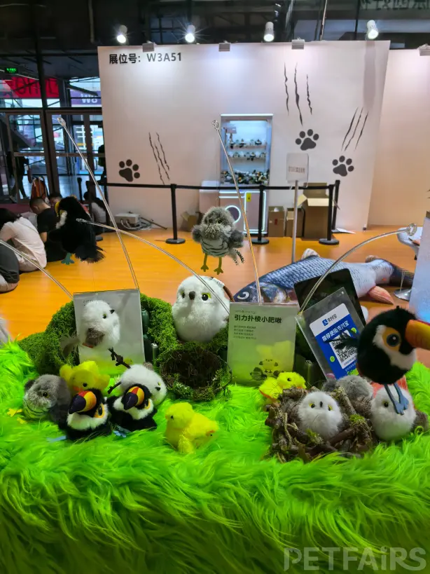A panoramic view of Petfair Asia 2025 at the Shanghai New International Expo Centre, featuring crowded exhibition halls, international pet brands, and professional visitors.