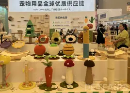 A panoramic view of Petfair Asia 2025 at the Shanghai New International Expo Centre, featuring crowded exhibition halls, international pet brands, and professional visitors.