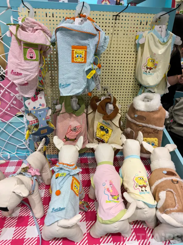 A panoramic view of Petfair Asia 2025 at the Shanghai New International Expo Centre, featuring crowded exhibition halls, international pet brands, and professional visitors.