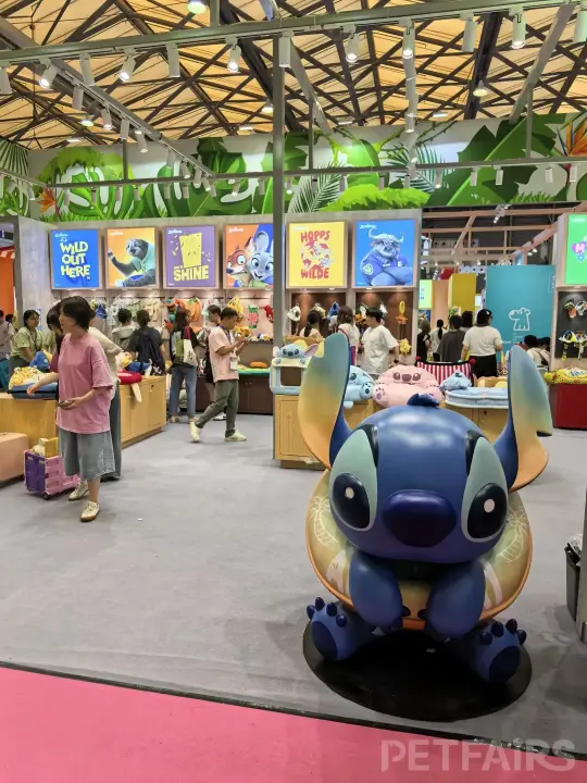 A panoramic view of Petfair Asia 2025 at the Shanghai New International Expo Centre, featuring crowded exhibition halls, international pet brands, and professional visitors.