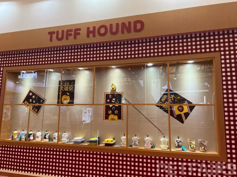 A panoramic view of Petfair Asia 2025 at the Shanghai New International Expo Centre, featuring crowded exhibition halls, international pet brands, and professional visitors.