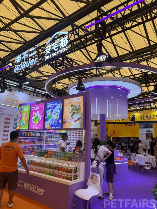 A panoramic view of Petfair Asia 2025 at the Shanghai New International Expo Centre, featuring crowded exhibition halls, international pet brands, and professional visitors.