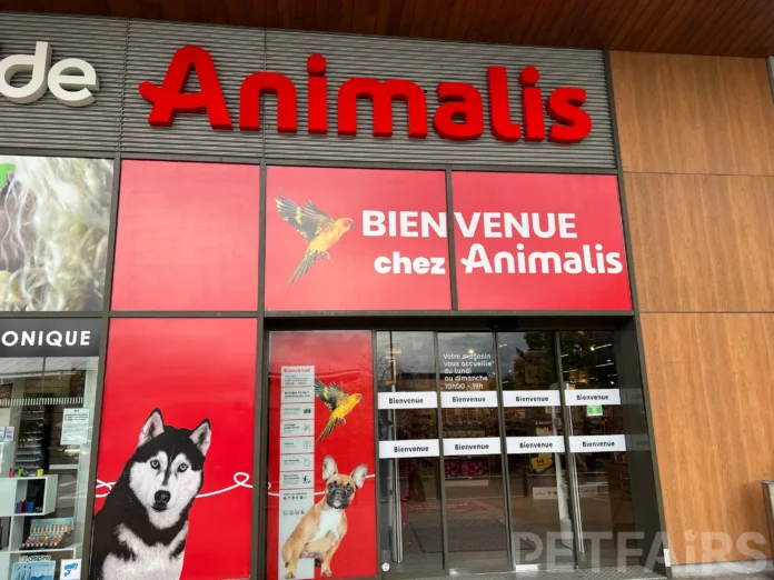7998b9494430b582565a37d4aea0da32 Front entrance of Animalis pet store in France with the brand’s signature yellow logo and welcoming storefront design, representing one of the leading specialty pet retail chains in the country.