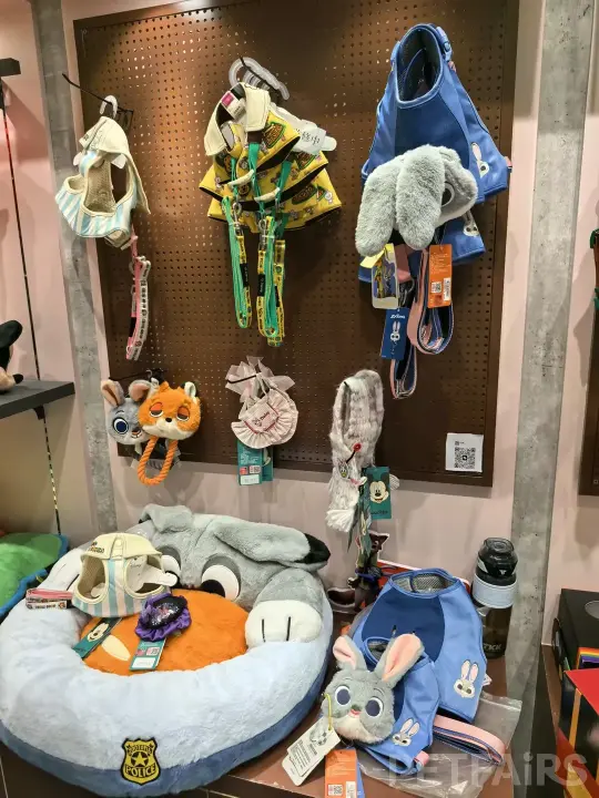 A panoramic view of Petfair Asia 2025 at the Shanghai New International Expo Centre, featuring crowded exhibition halls, international pet brands, and professional visitors.