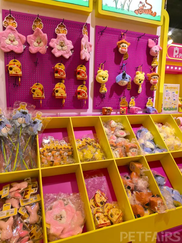 A panoramic view of Petfair Asia 2025 at the Shanghai New International Expo Centre, featuring crowded exhibition halls, international pet brands, and professional visitors.