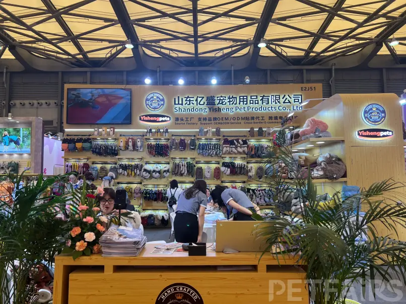 A panoramic view of Petfair Asia 2025 at the Shanghai New International Expo Centre, featuring crowded exhibition halls, international pet brands, and professional visitors.
