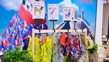 A panoramic view of Petfair Asia 2025 at the Shanghai New International Expo Centre, featuring crowded exhibition halls, international pet brands, and professional visitors.