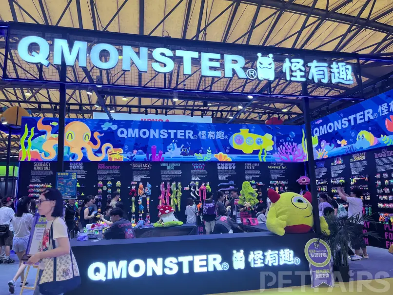 A panoramic view of Petfair Asia 2025 at the Shanghai New International Expo Centre, featuring crowded exhibition halls, international pet brands, and professional visitors.